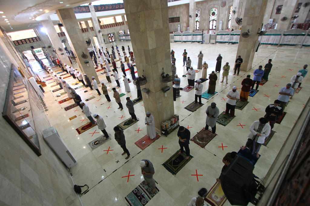 Salat yang di lakukan bertepatan dengan fenomena gerhana matahari di Indonesia tersebut di manfaatkan bagi warga umat islam sebagai bentuk wujud syukur dan untuk mengingat kekuasaan Tuhan Yang Maha Esa akan fenomena tersebut. ANTARA Foto/Bayu Pratama S