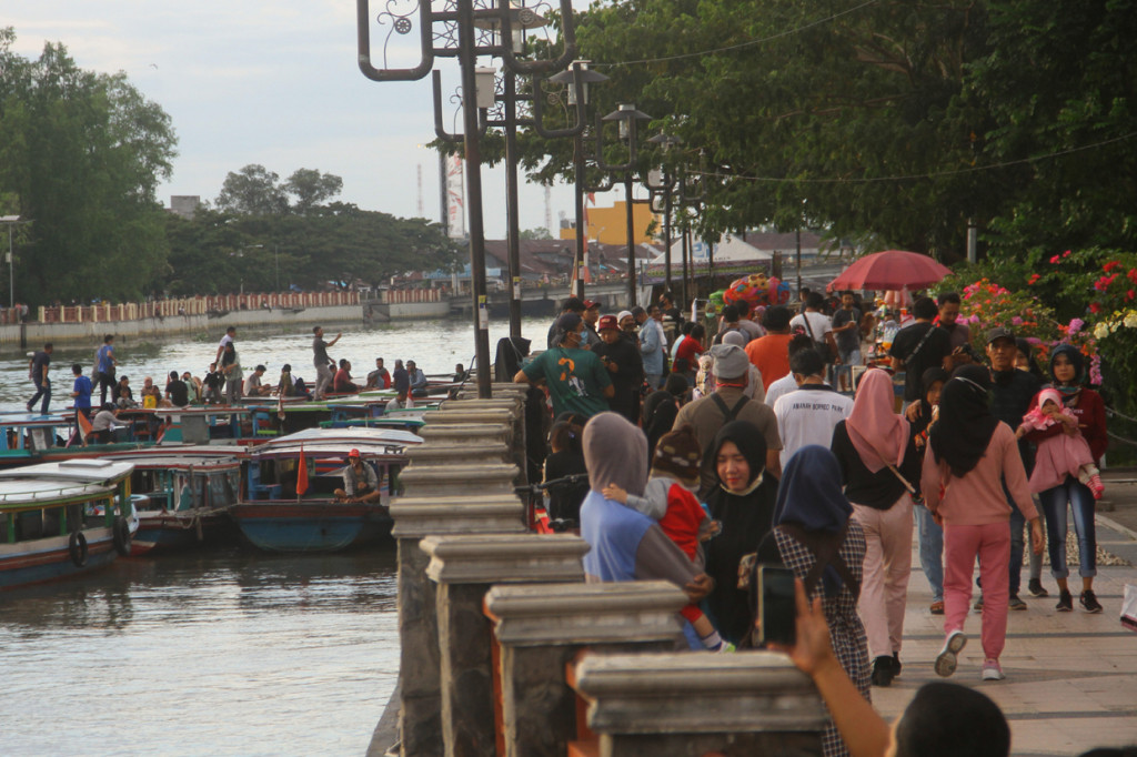 Meski Pemerintah Kota Banjarmasin belum membuka wisata Menara Pandang namun warga mulai ramai memadati kawasan salah satu landmark di Kalimantan Selatan itu.