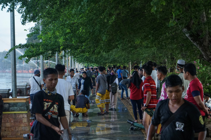 Sejumlah warga beraktivitas di kawasan wisata Menara Pandang Siring Sungai yang telah dibuka kembali, Banjarmasin, Kalimantan Selatan.