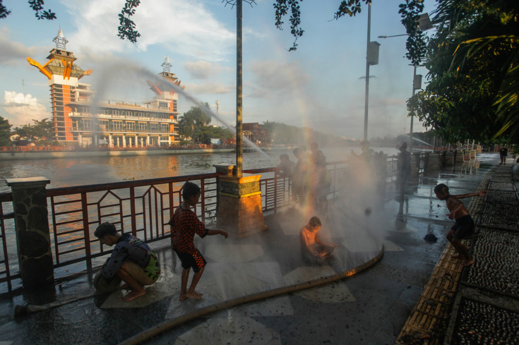 Sejumlah anak bermain air di kawasan wisata Menara Pandang Siring Sungai yang telah dibuka kembali, Banjarmasin, Kalimantan Selatan.