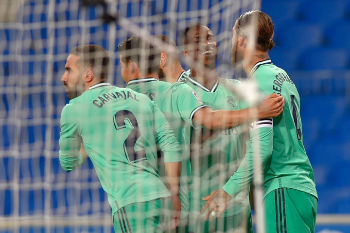 Sergio Ramos melakukan selebrasi usai mencetak gol ke gawang Real Sociedad.
