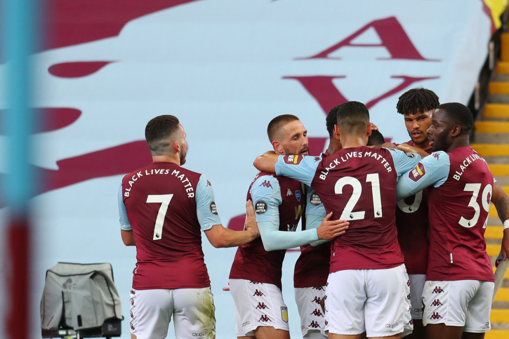 Pemain Aston Villa melakukan selebrasi usai Kortney Hause mencetak gol ke gawang Chelsea. AFP Photo/Catherine Ivill