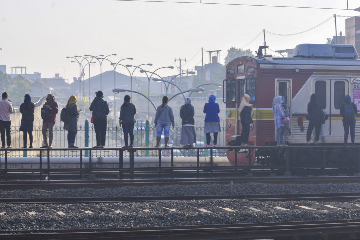 Sejumlah penumpang KRL ( Kereta Rel Listrik ) Commuter Line antre menunggu kereta di Stasiun Tambun, Kabupaten Bekasi, Jawa Barat.