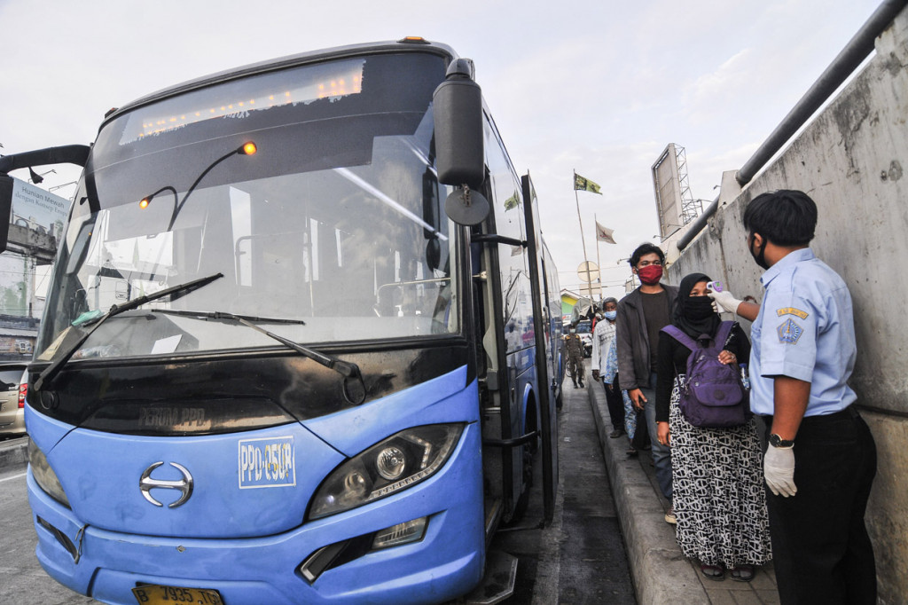 Pemerintah Provinsi DKI melalui Dinas Perhubungan menyediakan 70 bus di stasiun wilayah Bogor, Depok dan Bekasi untuk mengurai penumpukan penumpang pada transportasi massal Kereta Api Listrik (KRL) jurusan Bogor dan Bekasi menuju Jakarta. 