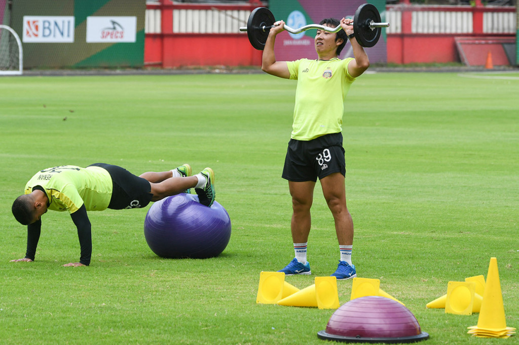 Pesepak bola Bhayangkara FC Renan Da Silva (kiri) dan Lee Yoo Joon (kanan) berlatih secara mandiri di Stadion PTIK, Jakarta.