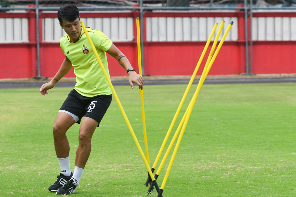 Pesepak bola Bhayangkara FC Lee Won Jae berlatih secara mandiri di Stadion PTIK, Jakarta.
