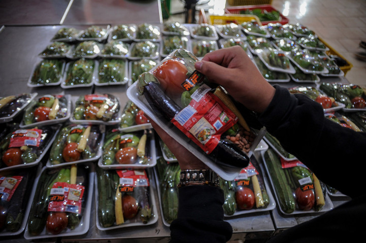 Seorang santri melakukan pengemasan produk sayuran yang akan dijual ke supermarket di Pondok Pesantren Al Ittifaq, Ciwidey, Kabupaten Bandung, Jawa Barat.
