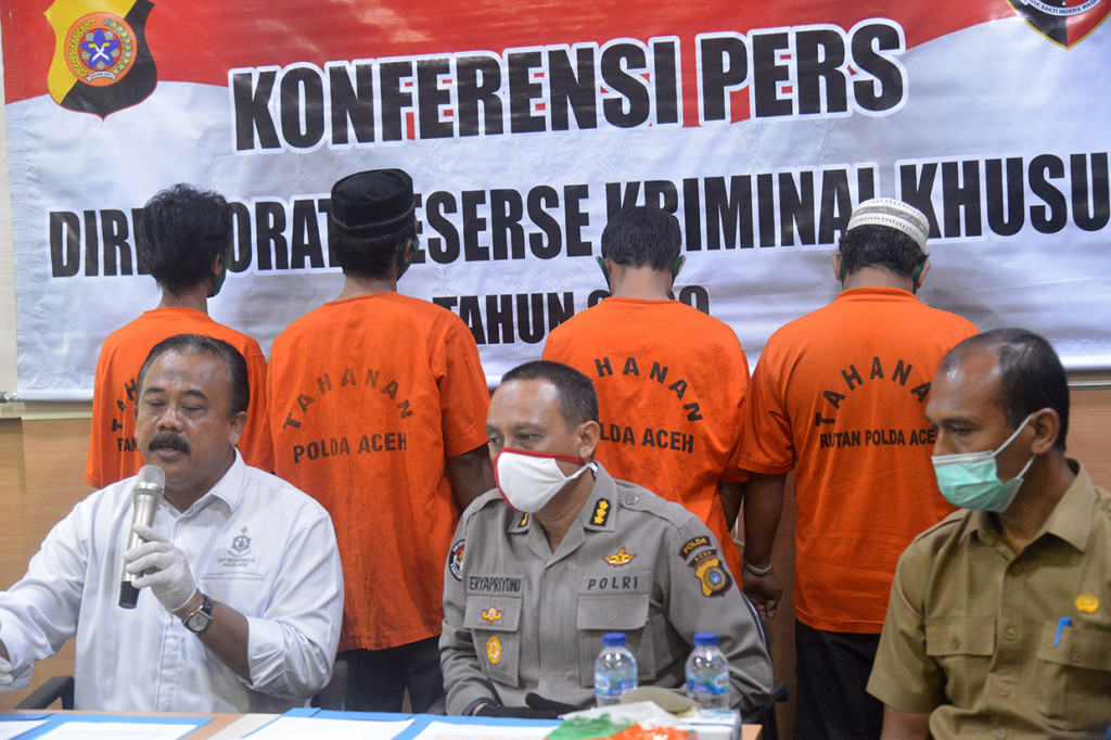Direktur Reserse Kriminal Khusus Polda Aceh, Kombes Pol Margiyanta (kiri) dan petugas Balai Konservasi Sumber Daya Alam (BKSDA) menghadirkan tersangka beserta barang bukti tindak kejahatan perdagangan kulit dan kerangka harimau Sumatera (Panthera tigris sumatrae) di Mapolda Banda Aceh, Aceh.