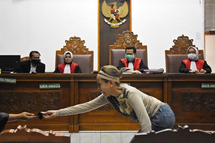 Jaksa Penuntut Umum menuntut Nikita Mirzani dengan hukuman enam bulan penjara dengan masa percobaan dua belas bulan. 
