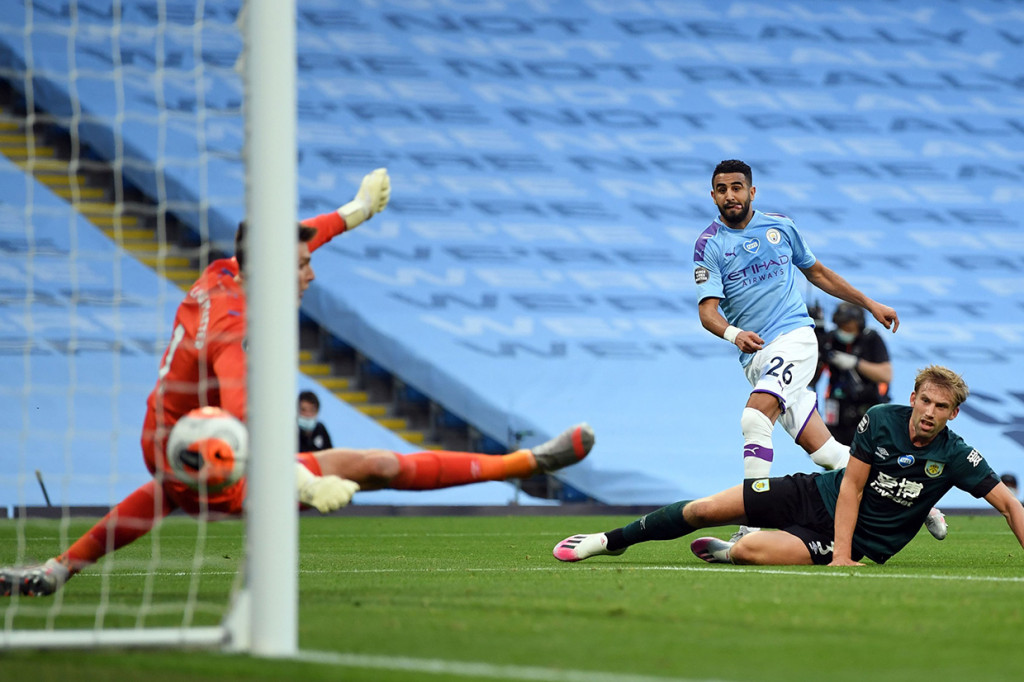 Keunggulan tuan rumah bertambah pada menit ke-43 lewat aksi tipuan cantik Riyad Mahrez di dalam kotak penalti sebelum menaklukkan Pope.