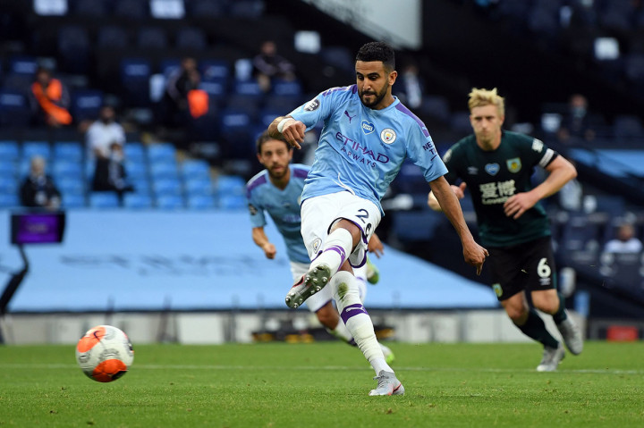 Man City menutup babak pertama dengan keunggulan 3-0 menyusul gol kedua Mahrez yang dicetaknya dari titik putih setelah tinjauan VAR memutuskan Ben Mee melanggar jatuh Sergio Aguero.