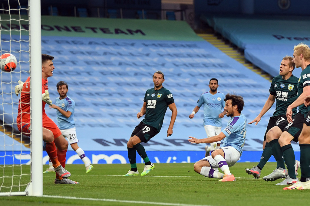 Unggul tiga gol tak membuat City mengendurkan serangan. Pada menit keenam babak kedua David Silva memperbesar keunggulan tuan rumah menjadi 4-0 lewat penyelesaian jarak dekat memanfaatkan umpan tarik Bernardo Silva.