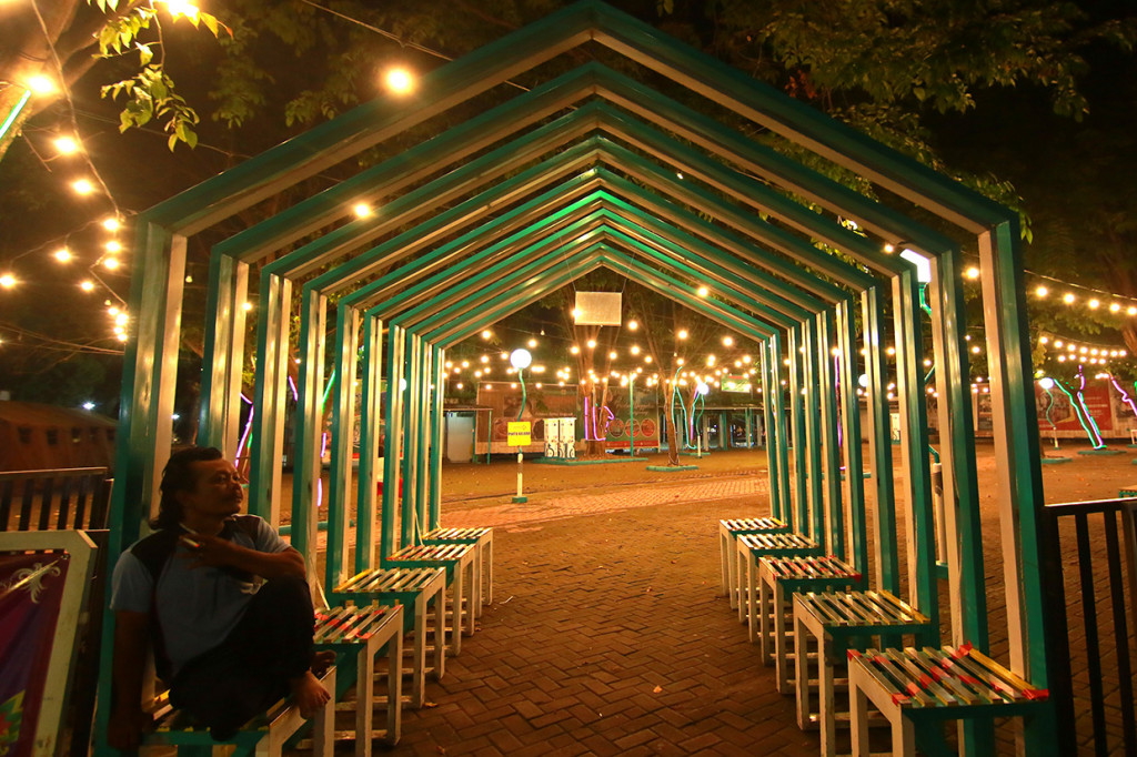 Warga duduk di pusat Kuliner Pintar yang ditutup kembali di kawasan Taman Blambangan, Banyuwangi, Jawa Timur, Senin, 22 Juni 2020. 