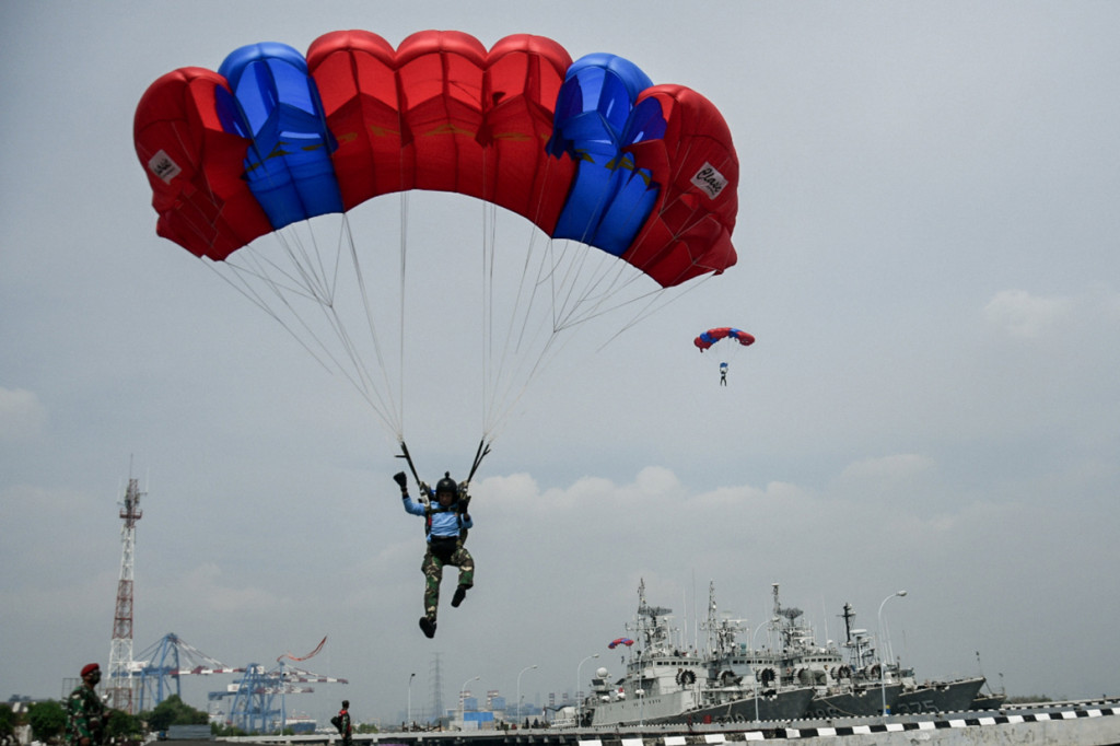 Seorang prajurit Satuan Komando Pasukan Katak (Sat Kopaska) TNI AL bersiap mendarat saat mengikuti terjun tempur free fall di Kompleks Dermaga Pondok Dayung Koarmada I, Jakarta.