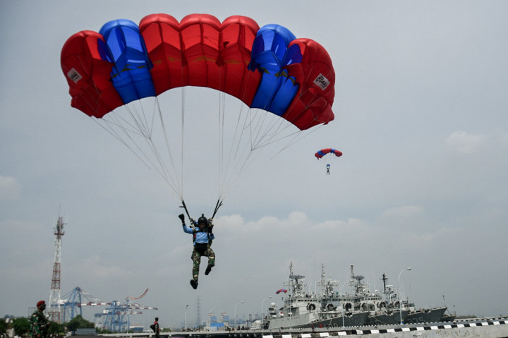 Seorang prajurit Satuan Komando Pasukan Katak (Sat Kopaska) TNI AL bersiap mendarat saat mengikuti terjun tempur free fall di Kompleks Dermaga Pondok Dayung Koarmada I, Jakarta.
