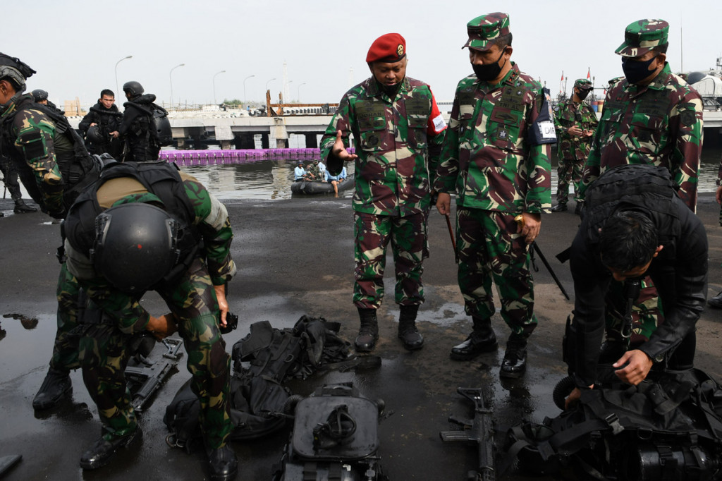 Panglima Koarmada I, Laksamana Muda TNI Ahmadi Heri Purwono (kedua kanan) didampingi Komandan Satuan Komando Pasukan Katak (Sat Kopaska) Kolonel Laut (P) Johan Wahyudi (kiri) mengamati prajurit Satkopaska di Kompleks Dermaga Pondok Dayung Koarmada I, Jakarta.