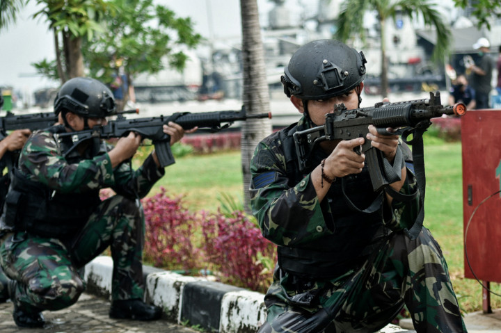 Prajurit Satuan Komando Pasukan Katak (Sat Kopaska) TNI AL melakukan parameter tempur di Kompleks Dermaga Pondok Dayung Koarmada I, Jakarta.
