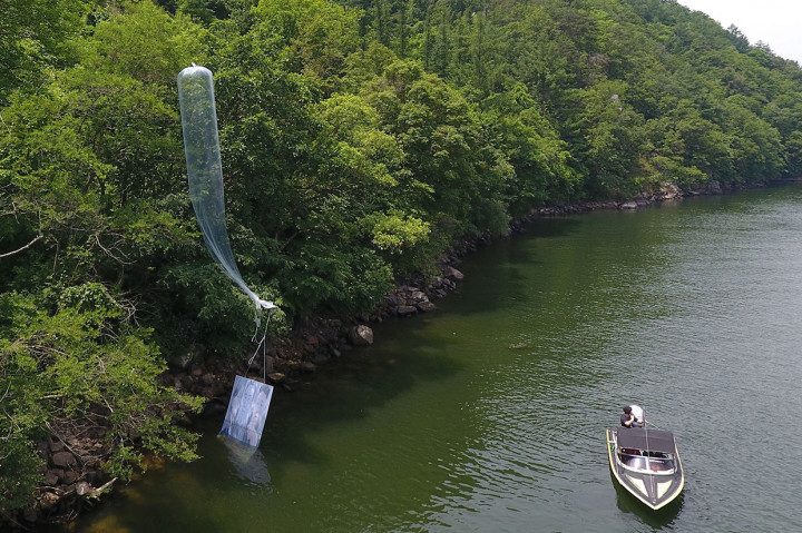 Beberapa kelompok yang dipimpin para pembelot telah secara berkala mengirimkan banyak selebaran, makanan, uang pecahan USD1 dolar (senilai dengan Rp14 ribu), radio mini, dan alat USB, yang berisi rekaman tayangan drama dan berita Korsel. Barang-barang itu biasanya dikirimkan dengan menggunakan balon atau dihanyutkan dalam botol di sungai.