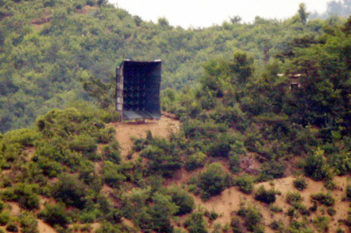  Korea Utara sedang memasang kembali alat-alat pengeras suara, yang menggaungkan propaganda melintasi perbatasan dengan Korea Selatan. Alat-alat tersebut sebelumnya dibongkar setelah Korut dan Korsel pada 2018 menandatangani perjanjian penghentian semua tindakan permusuhan.