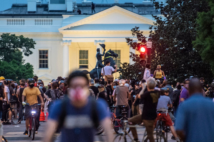 Para pengunjuk rasa gagal merobohkan sebuah patung mantan Presiden Amerika Serikat Andrew Jackson di dekat Gedung Putih, Senin, 22 Juni 2020 waktu setempat.