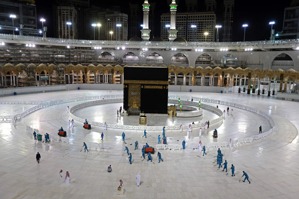 Keputusan itu diambil sehubungan dengan meningkatnya kasus covid-19 di seluruh dunia, kurangnya vaksin, dan kesulitan menjaga jarak sosial di antara ribuan jemaah Masjidil Haram yang datang dari luar negeri, Kantor Berita Negara Arab Saudi melaporkan.