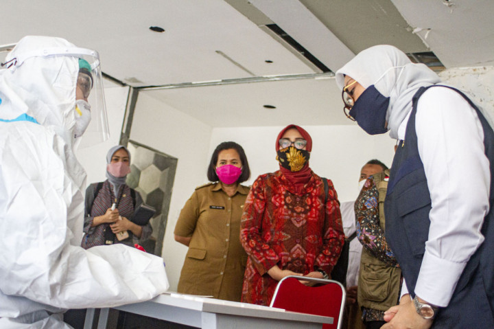 Menteri Ketenagakerjaan Ida Fauziyah meninjau tes diagnostik cepat Covid-19 untuk buruh di kawasan Suryacipta, Karawang, Jawa Barat.