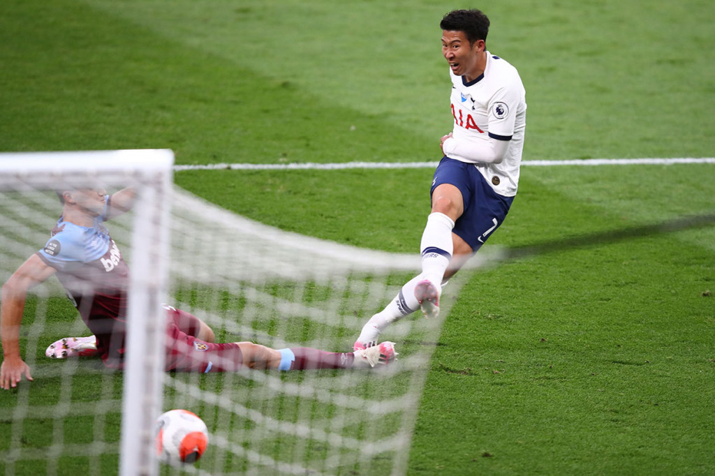 Pada menit ke-44 Son Heung-min berhasil menjebol gawang tim tamu lewat aksinya menaklukkan kiper Lukasz Fabianski di area tiang dekat, tetapi gol itu dianulir setelah wasit Craig Pawson berkonsultasi dengan VAR dan penyerang Korea Selatan itu dinyatakan terlebih dulu terjebak offside. Tidak ada gol yang tercipta di babak pertama.