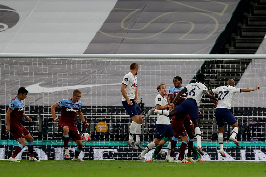 Tottenham akhirnya berhasil membuka keunggulan pada menit ke-64 lewat gol bunuh diri Tomas Soucek. Gol berawal dari tendangan sudut Lo Celso yang disambut tandukan Lucas Moura. Bola kemudian membentur kaki Tomas Soucek yang kemudian bergulir masuk ke dalam gawang timnya sendiri.