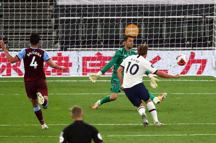 Empat menit berselang, Harry Kane menggandakan keunggulan tuan rumah lewat penyelesaian menawan selepas berkombinasi dengan Son.