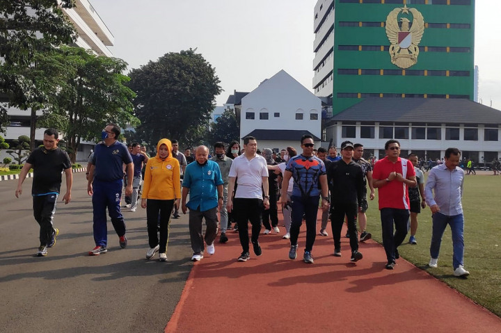 Kepala Staf TNI AD (KSAD) Jenderal Andika Perkasa melakukan olahraga bersama dengan pemimpin redaksi sejumlah media di  Markas Besar Angkatan Darat (Mabesad), Jalan Veteran, Jakarta Pusat, Rabu, 24 Juni 2020.
