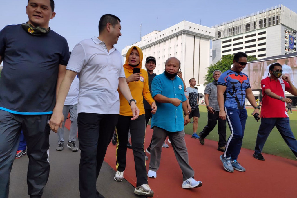 Olahraga diawali dengan berjalan mengelilingi lapangan Mabesad, Jakarta Pusat, yang kemudian dilanjutkan dengan senam bersama.