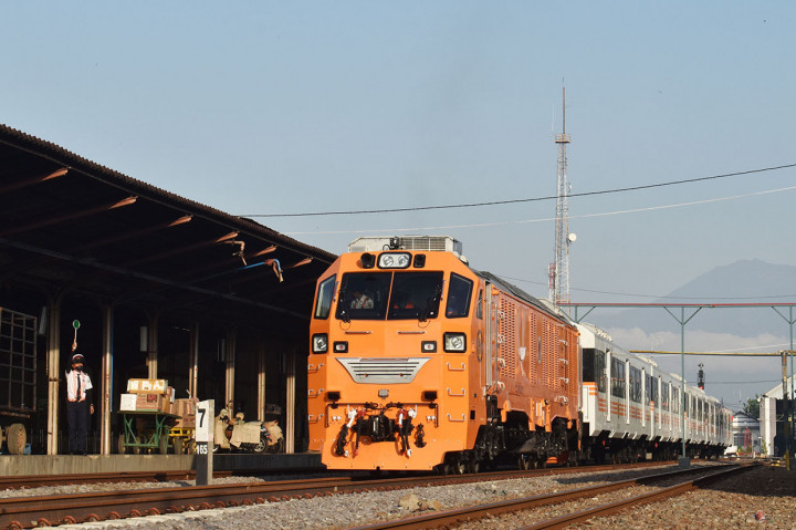 Petugas bersiap memberangkatkan rangkaian lokomotif dan kereta penumpang pesanan Commuter Philippines National Railways Filipina produksi PT Inka saat uji dinamik di Stasiun Kereta Api (KA) Madiun, Jawa Timur, Rabu, 24 Juni 2020.