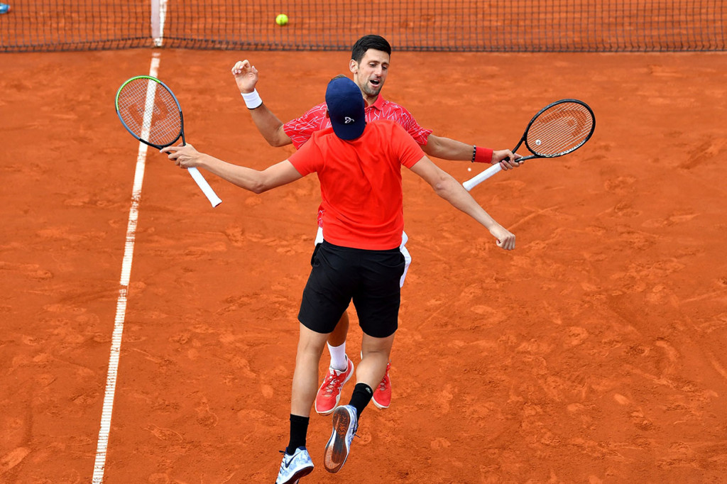 Petenis nomor satu dunia versi ATP Novak Djokovic dipastikan positif terpapar covid-19 setelah sebelumnya terlibat dalam pertandingan Adria Tour, sebuah turnamen eksebisi yang ia inisiasi dan diikuti sejumlah petenis top lain dari kawasan Eropa. Sang istri, Jelena, juga dinyatakan positif covid-19.