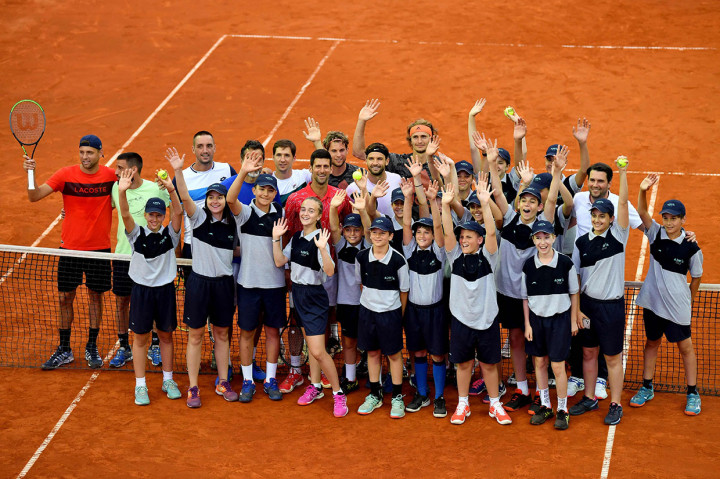 Para pemain juga saling berangkulan untuk berfoto, bermain bola basket, dan menghadiri konferensi pers bersama.