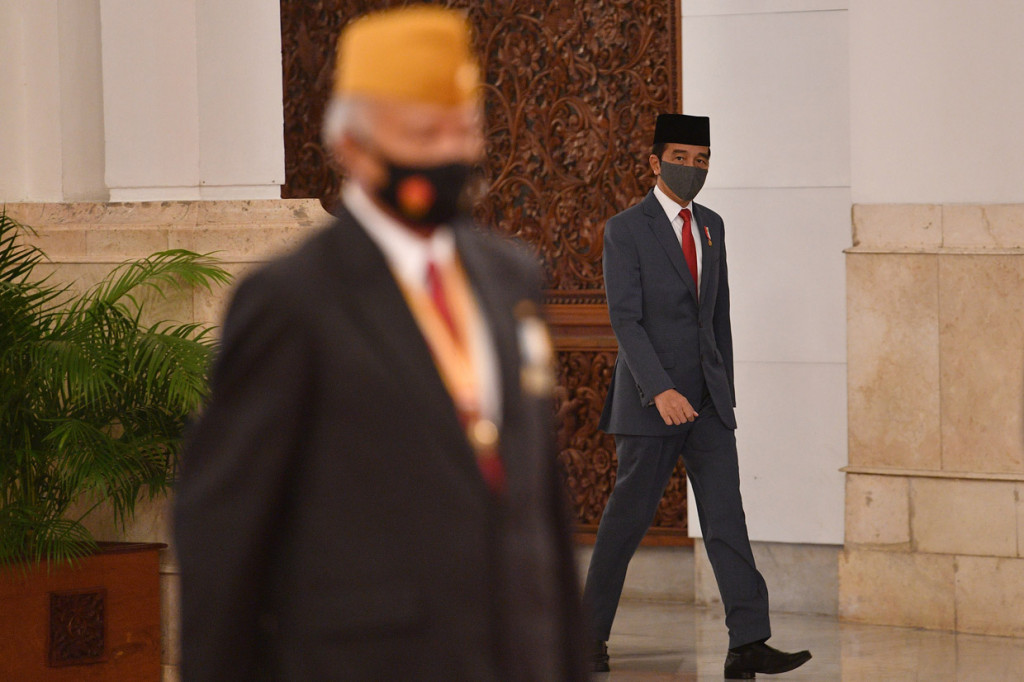 Presiden Joko Widodo (kanan) tiba untuk melantik keanggotaan Dewan Pimpinan Pusat dan Dewan Pertimbangan Pusat Legiun Veteran Republik Indonesia (LVRI) di Istana Negara, Jakarta.