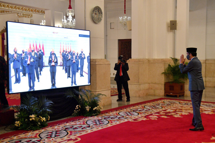 Presiden Joko Widodo memberi hormat kepada para veteran seusai melantik keanggotaan Dewan Pimpinan Pusat dan Dewan Pertimbangan Pusat Legiun Veteran Republik Indonesia (LVRI) di Istana Negara, Jakarta.