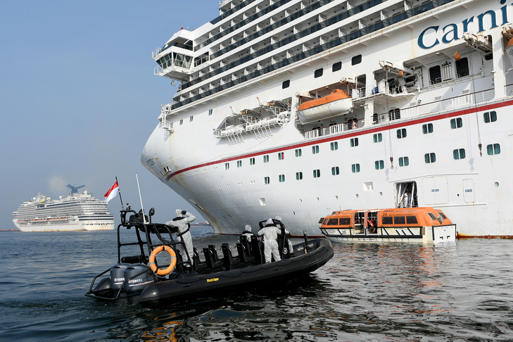 Prajurit Satuan Komando Pasukan Katak (Satkopaska) yang berada di Sea Rider menyaksikan proses evakuasi warga negara Indonesia (WNI) yang menjadi anak buah kapal (ABK) Kapal Pesiar MV Carnival Conquest menuju 'Tender Boat' di Perairan Teluk Jakarta, Rabu, 24 Juni 2020.