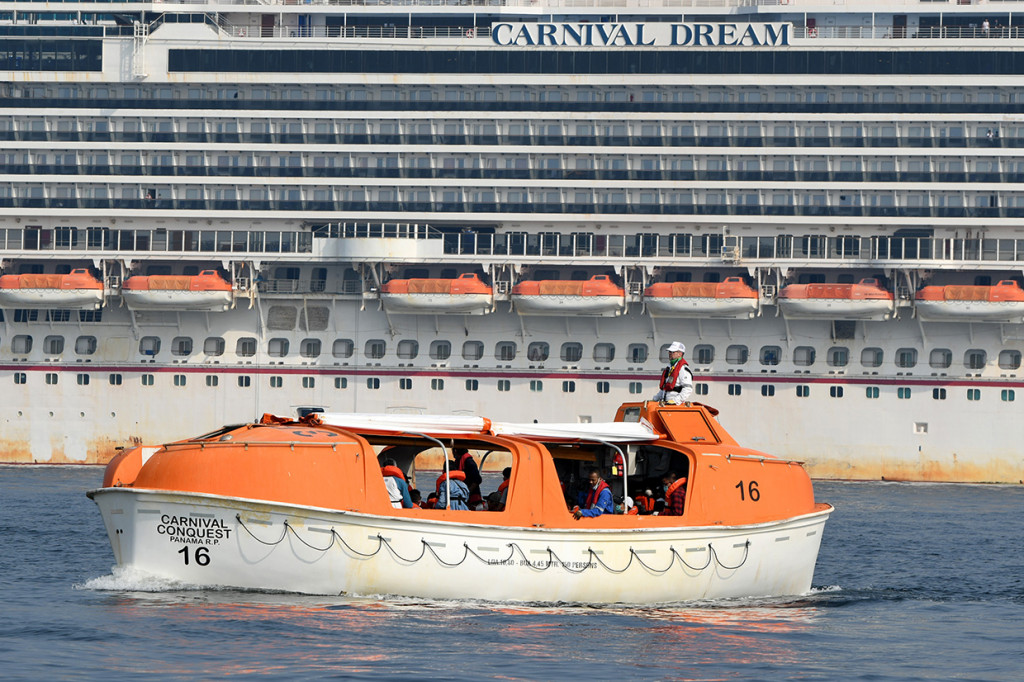 Ratusan ABK tersebut selanjutnya dievakuasi petugas menggunakan tender boat ke dermaga JICT 2, Tanjung Priok, Jakarta. Proses evakuasi berjalan aman dan lancar.