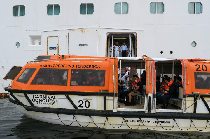 Sebanyak 275 WNI terdiri dari 119 ABK kapal pesiar MV Carnival Dream dan 156 ABK kapal pesiar MV Carnival Conquest tiba di perairan Teluk Jakarta, Rabu, 24 Juni 2020. 