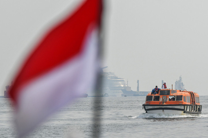 Saat tiba di Pelabuhan Tanjung Priok, ratusan ABK tersebut langsung disemprot disindektan untuk mengantisipasi penularan covid-19. Sementara petugas juga mengecek barang-barang milik ABK dengan x-ray mobil bea cukai. 