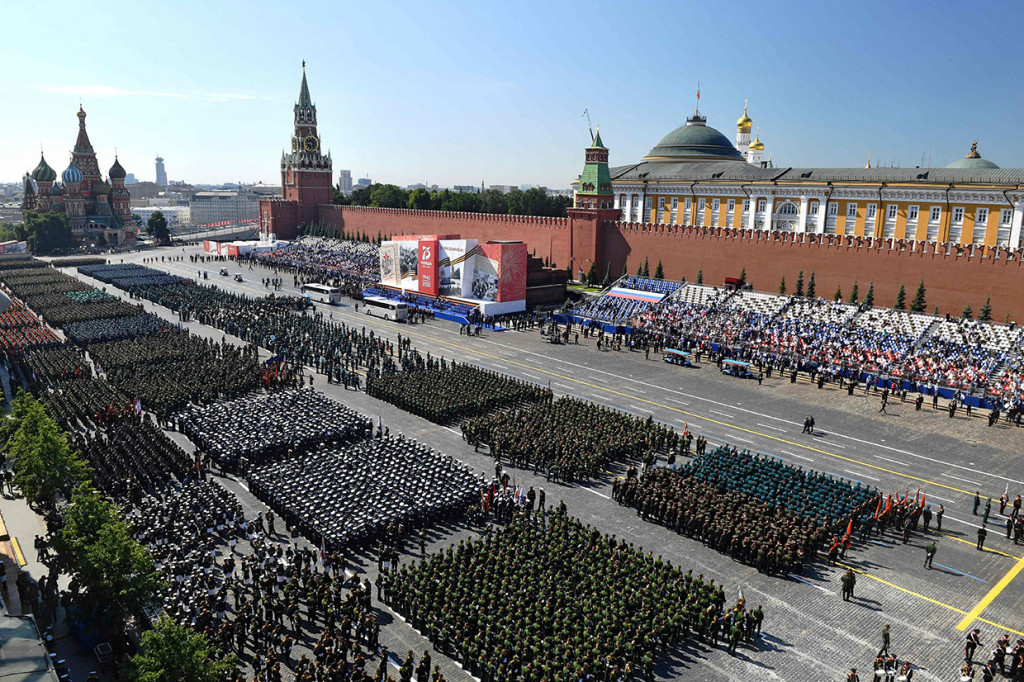 Rusia menggelar parade militer menandai peringatan 75 tahun kemenangan Soviet atas Nazi Jerman dalam Perang Dunia II, di Lapangan merah, Moskow, Rabu, 24 Juni 2020. Parade biasanya digelar pada 9 Mei, namun ditunda karena pandemi covid-19. 
