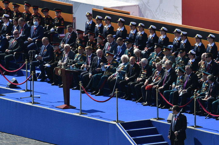 Presiden Vladimir Putin hadir pada parade militer besar-besaran yang mencakup parade tank, demonstrasi pesawat tempur, dan melibatkan ribuan pasukan tersebut.