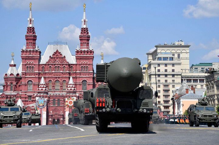 Parade tersebut mencakup sekitar 13 ribu tentara termasuk peralatan militer terbaru yang dimaksudkan untuk memamerkan kemampuan tempur Rusia.