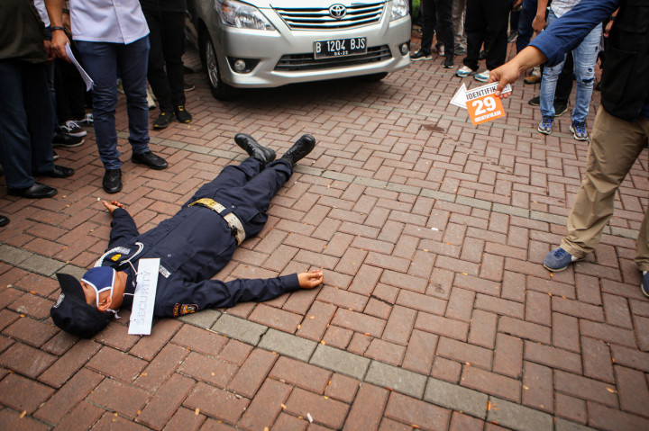 Rekonstruksi penyerangan terhadap rumah Nus Kei pada Minggu, 21 Juni 2020, lalu mempergakan 43 adegan di lima lokasi berbeda.