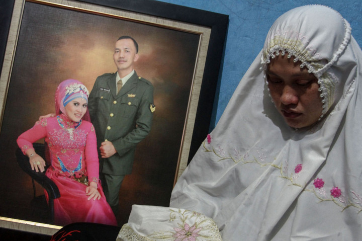 Istri dari Serma Rama Wahyudi berada di rumah duka di Kecamatan Tapung, Kabupaten Kampar, Riau.