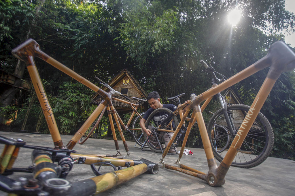 
Perajin memproduksi sepeda dari bambu di sentra produksi sepeda bambu Jatnika, Cibinong, Kabupaten Bogor, Jawa Barat, Rabu, 24 Juni 2020. 