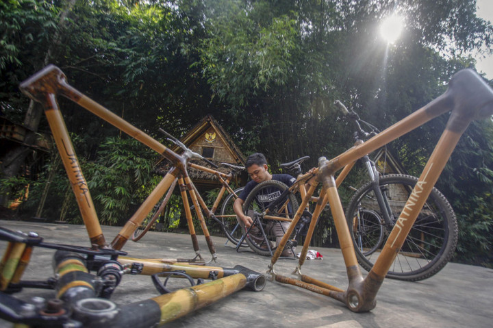 
Perajin memproduksi sepeda dari bambu di sentra produksi sepeda bambu Jatnika, Cibinong, Kabupaten Bogor, Jawa Barat, Rabu, 24 Juni 2020. 