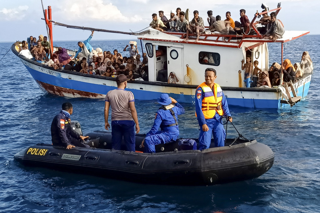 Pengungsi etnis Rohingya berada di atas kapal KM Nelayan 2017.811 milik nelayan Indonesia di pesisir Pantai Seunuddon. Kecamatan Seunuddon, Aceh Utara, Aceh.