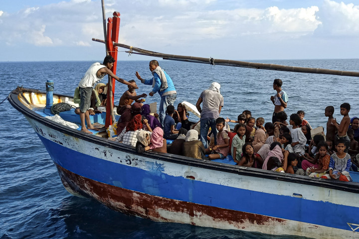 Sebanyak 94 orang pengungsi etnis rohingya, terdiri dari 15 orang laki-laki, 49 orang perempuan dan 30 orang anak-anak ditemukan terdampar sekitar 4 mil dari pesisir Pantai Seunuddon.
