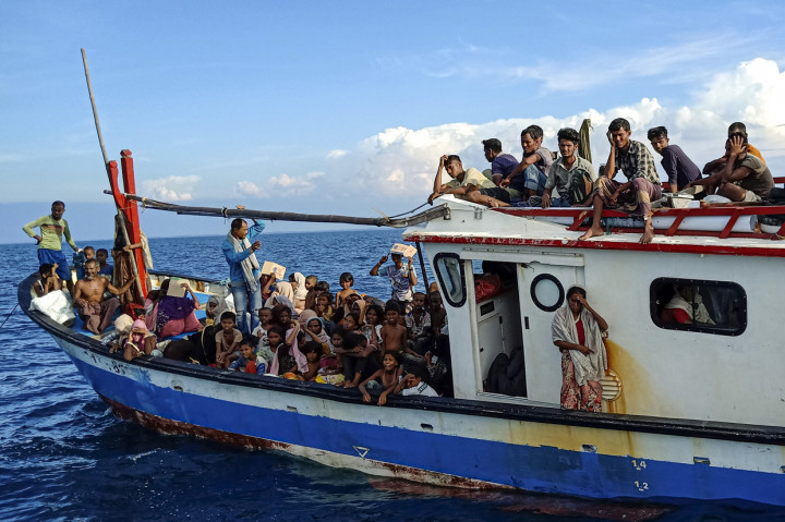 Keberadaan kapal yang membawa orang-orang Rohingya itu ditemukan oleh tiga nelayan asal Kecamatan Senuddon, Kabupaten Aceh Utara, yang kapal motornya kebetulan sedang melintas di sekitar lokasi.